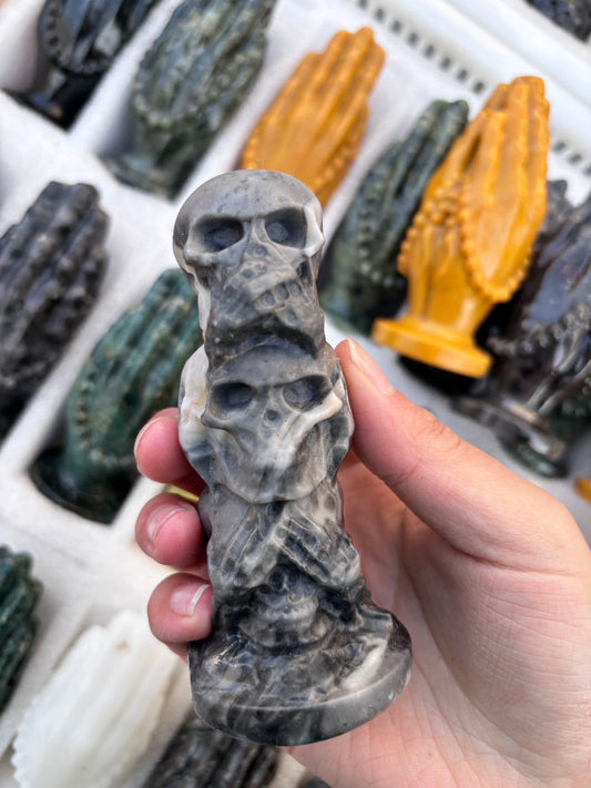 two skull ore sculptures，1 piece